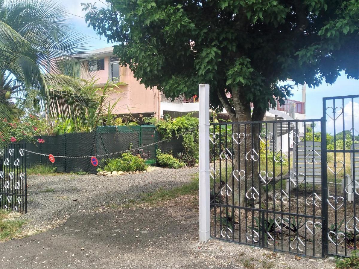 Chambre avec cuisine, SDB&WC semi-privatifs Les Abymes Extérieur photo